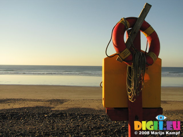 SX00599 Lifesafer and ropes on quiet beach